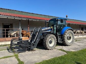 Traktor New Holland T5.95 s nakladačem a kleštěma