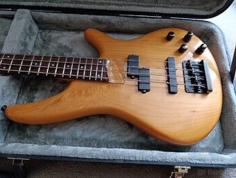 Basová kytara Ibanez z 90.let