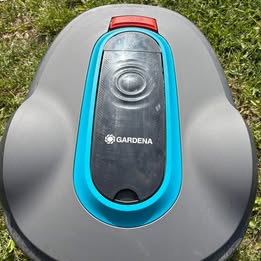Robotická zahradní sekačka Gardena Síleno Life 750.