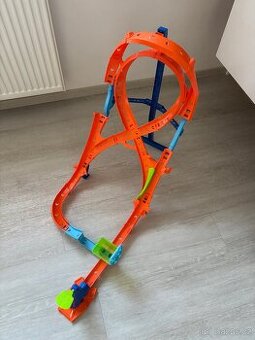 Hot Wheels Vertikální osmičková dráha HMB15