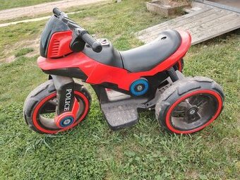 Elektrické auto a tříkolka