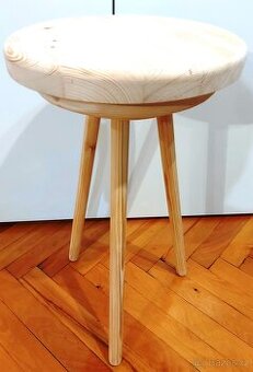 Květinový stolek na trojnožce.,.