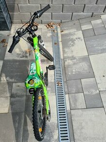 Jízdní kolo a koloběžka