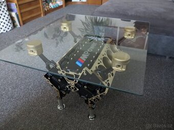 Konferenční stolek z bloku motoru V8