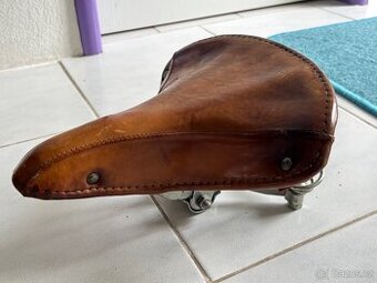 Kožená sedačka na staré jízdní kolo