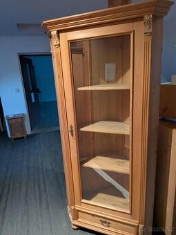 Rohová vitrína z masivu – ruční truhlářská práce