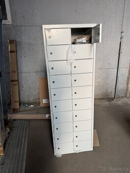 Skříň s přihrádkami na cennosti, vhodná pro potraviny