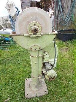 Velký elektrický kamenný brus