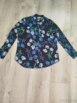 Černá halenka s modrými květy