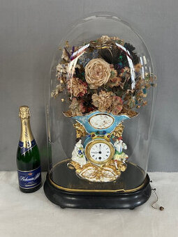 Stolní zajímavé hodiny s hracím strojem.