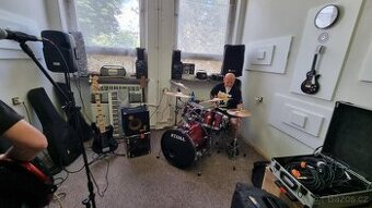 Zdar, nabízím ke sdílení vybavenou zkušebnu.