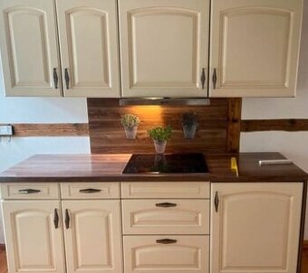 Krémová venkovská kuchyně se spotřebiči,6173