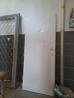 bezpečnostní vchodové dveře  s mřížovýni vraty