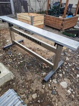 Hliníkový stojan na kolečkách