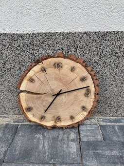 Nástěnné hodiny z masivu