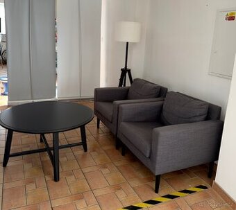 Nábytek do obýváku či salonu : 2 křesla , lampa a stul