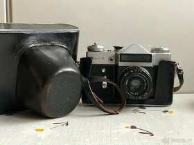 Zenit analog vintage fotoaparát s objektivem