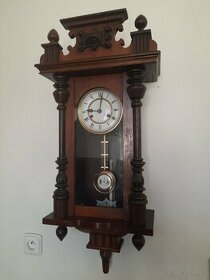 Krásné starožitné zdobené hodiny - funkční