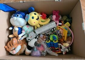 Krabice s hračkami ZDARMA za odvoz..plyšáci, Lego,panenky..