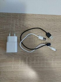 Nabíjecí kabely a adaptér ( USB C ).
