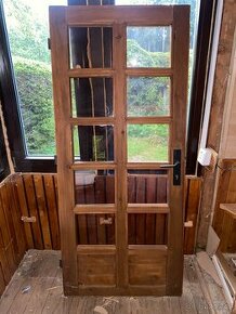 dřevěné dveře prosklené