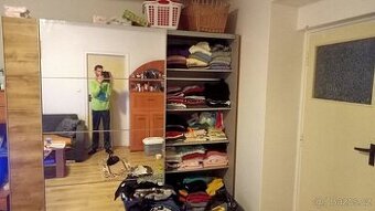 Velká úložná skříň s posuvnými dveřmi a zrcadlem