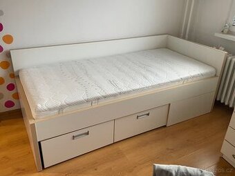 Prodám jednolůžkovou postel s roštem i matrací 90 x 200cm