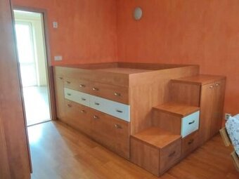 Postel s úložným prostorem