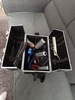 Kadeřnický kufr s vybavením pro učně