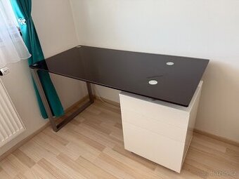 Pracovní stůl s deskou z tvrzeného skla