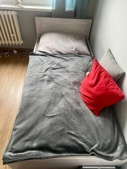 Postel s úložným prostorem
