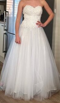 Šaty na bílou prodlouženou nebo svatební