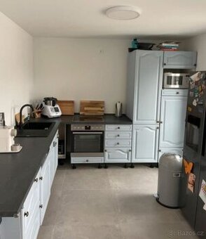 Kuchyňská linka z masivu se zánovními spotřebiči,5612