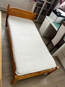 Dřevěná postel MASIV + matrace – spěchá