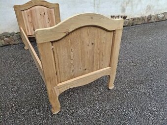 STAROŽITNÁ POSTEL PO CELKOVÉ RENOVACI