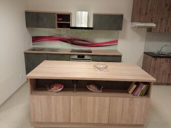 kuchyňská linka beton + obývací stěna