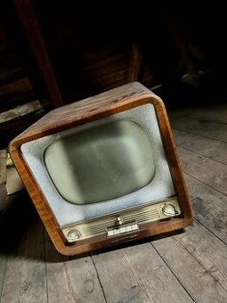 Retro sovětský černobílý televizor „Рекорд 102“ (Rekord 102)