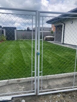 Dvoukřídlá brána se zahradní brankou