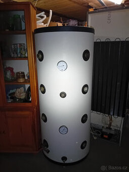 Akumulační nádrž na topnou vodu 300l