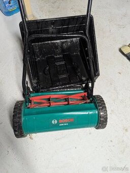 Vretenova sekacka BOSH + odstranovac plevele fiskars