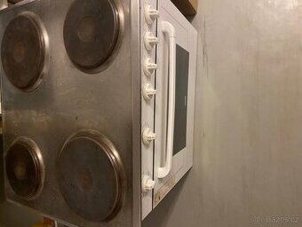 Elektrický sporák vystavený