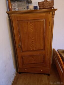 Dřevěná skříň