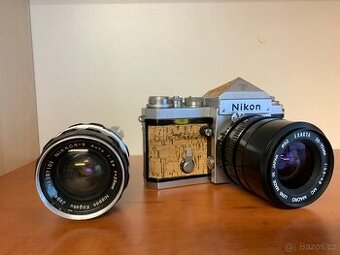 Nikon F s dvěma objektivy.