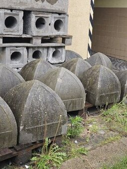 Betonové blokády cesty okrasné