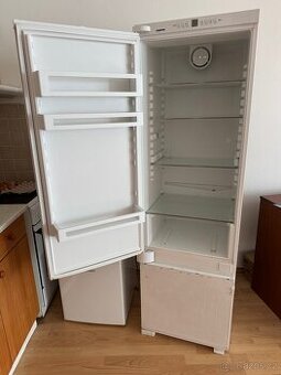 Lednice, psací stůl, jídelní stůl