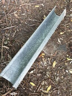 Nepoužívaný pozinkovaný okapový žlab