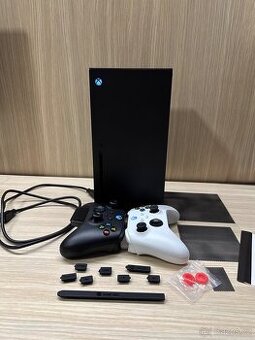 Xbox Series X + 2x Xbox Wireless Controller (černý a bílý)