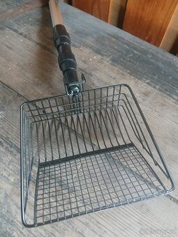 Nerezová lopatka na čištění volier a kurníků