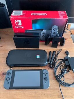 Nintendo Switch komplet V2 + hra Yoshi