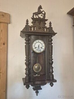 Starožitné řezbované nástěnné hodiny s koníkem - funkční